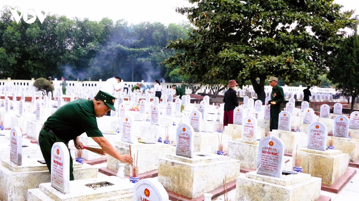 cac-cuu-chien-binh-den-nghia-trang-vieng-huong-cac-dong-doi.jpg