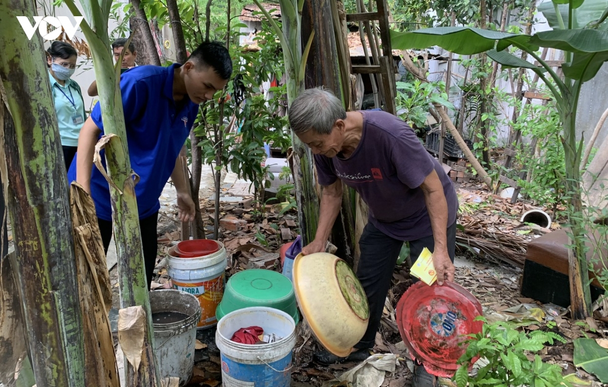 cac-diem-nuoc-dong-trong-vuon-nha-can-phai-duoc-don-dep-loai-bo.jpg