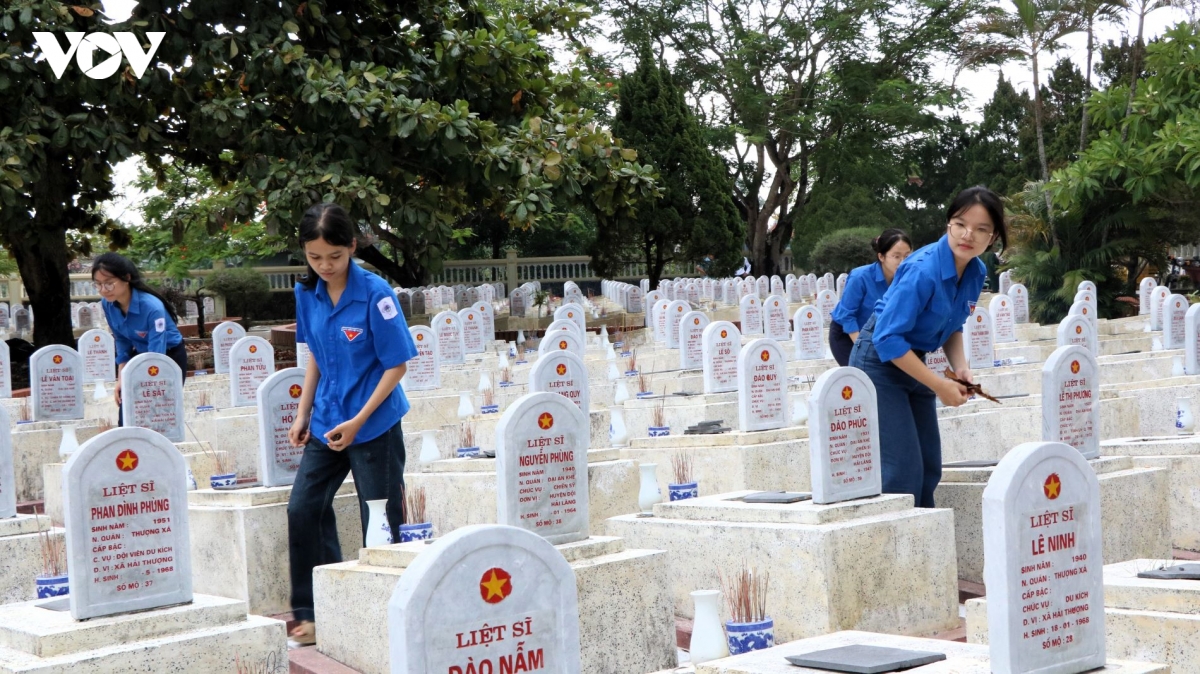 cac-doan-vien-thanh-nien-ve-sinh-cac-phan-mo-thap-huong-tri-an-cac-liet-si.jpg