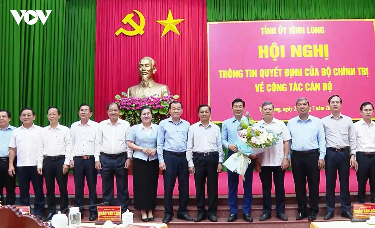 cac-dong-chi-uy-vien-ban-thuong-vu-tinh-uy-vinh-long-chuc-mung-dong-chi-nguyen-manh-hung.jpg