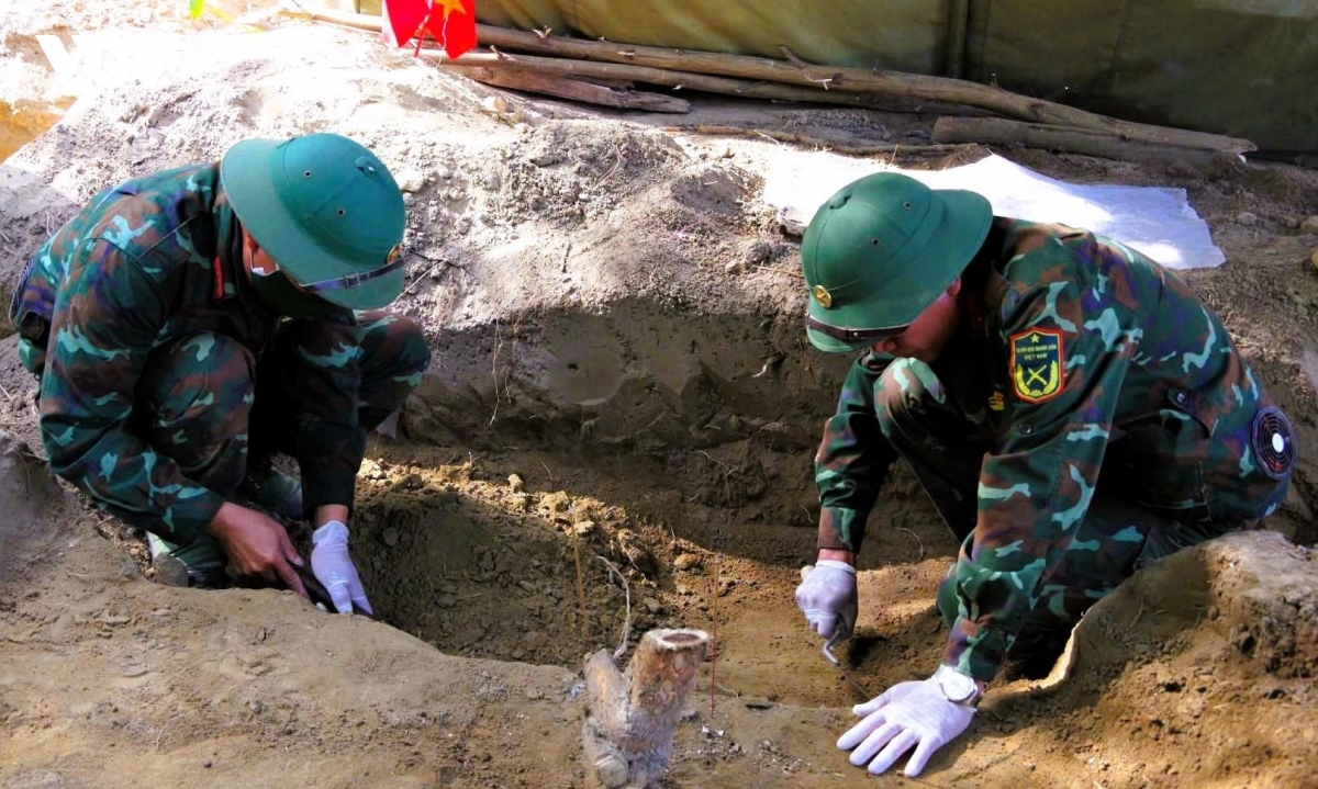 cac-luc-luong-tiep-tuc-tim-kiem-quy-tap-cac-hai-cot-liet-si-tai-khu-vuc-cau-nhi-xa-nam-hai-lang-tinh-quang-tri.jpg