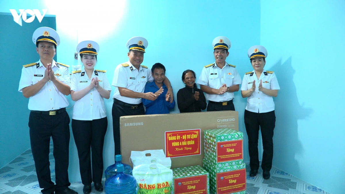 cac_dai_bieu_can_bo_chien_si_vung_4_hai_quan_chup_anh_luu_niem_cung_gia_dinh_duoc_ban_giao_nha.jpg