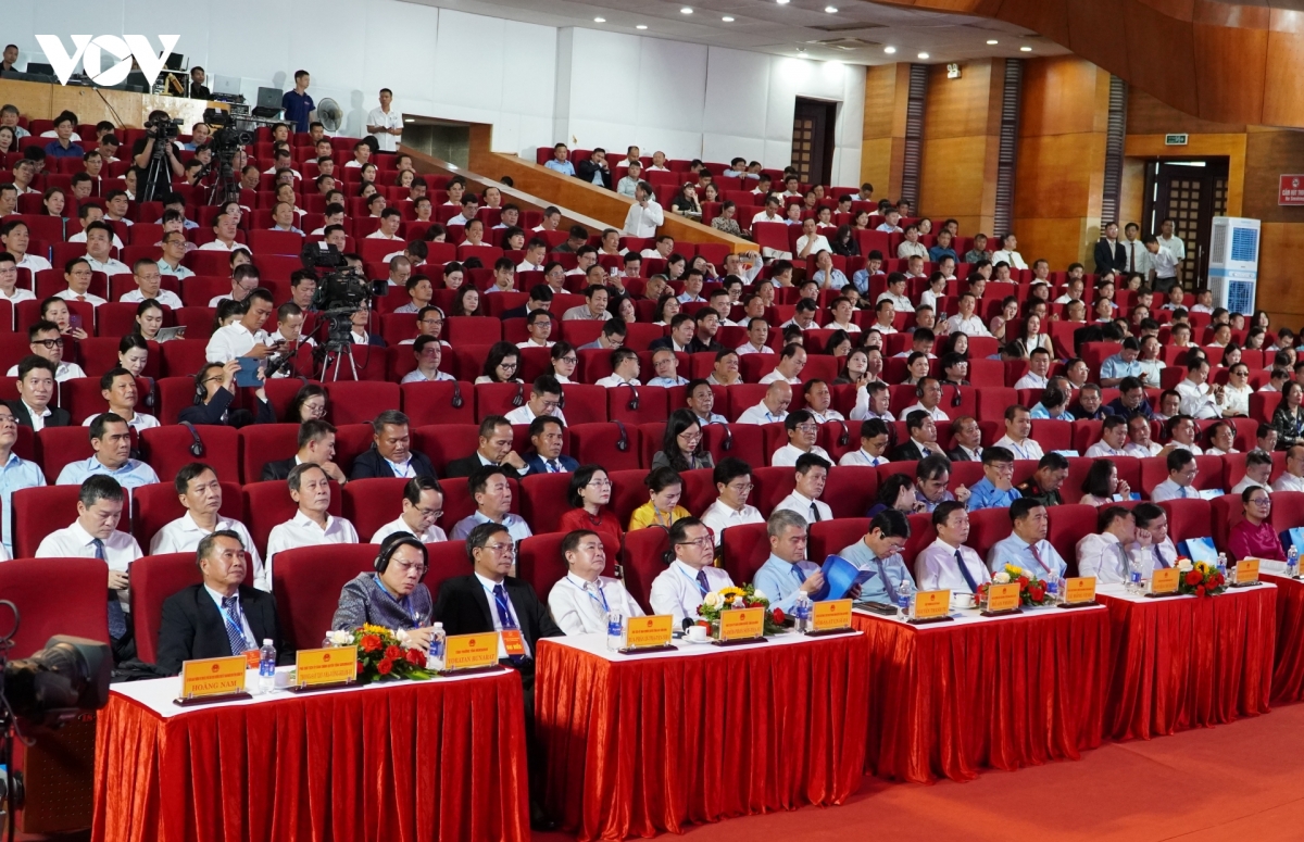 cac_dai_bieu_khach_moi_tham_du_hoi_nghi_cong_bo_quy_hoach_tinh_quang_tri_va_xuc_tien_dau_tu.jpg