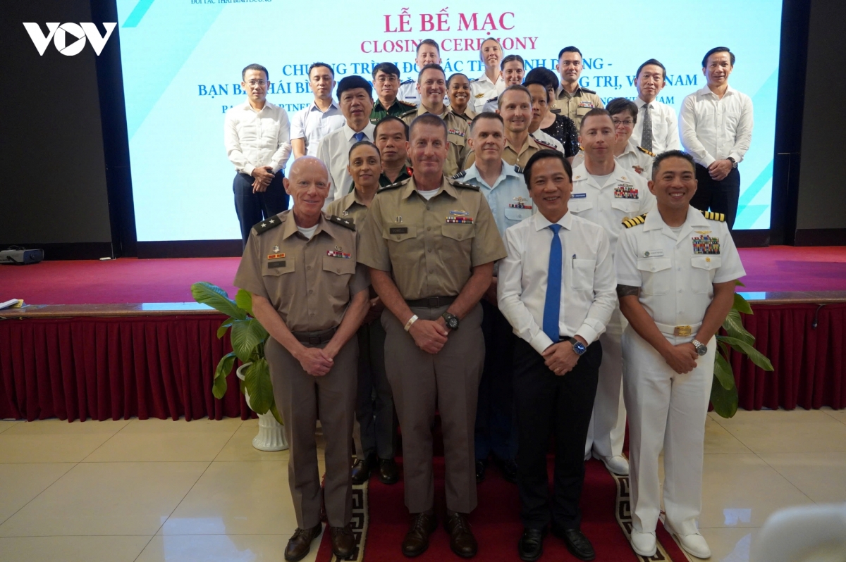cac_dai_bieu_viet_nam_va_hoa_ky_chup_anh_luu_niem.jpg