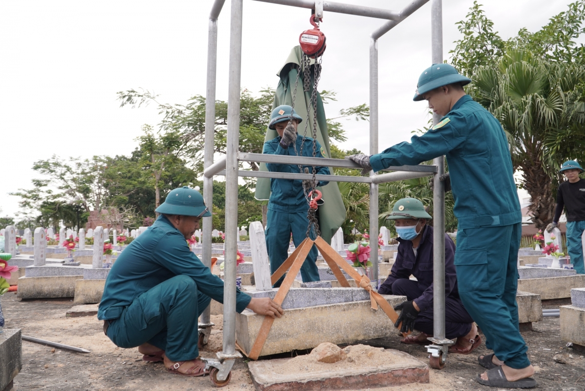 can-bo-chien-si-doi-584-su-dung-he-thong-rong-roc-ho-tro-viec-thu-thap-mau-adn-tai-nghia-trang-liet-si.jpg