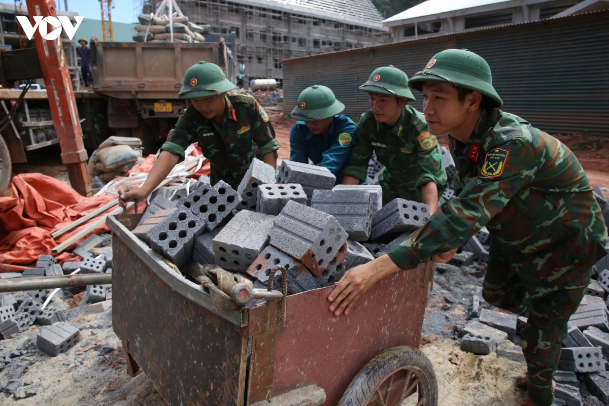 can-bo-chien-si-ho-tro-hang-ngan-ngay-cong-giup-day-nhanh-tien-do-xay-dung-truong-hoc-o-bien-gioi.jpg