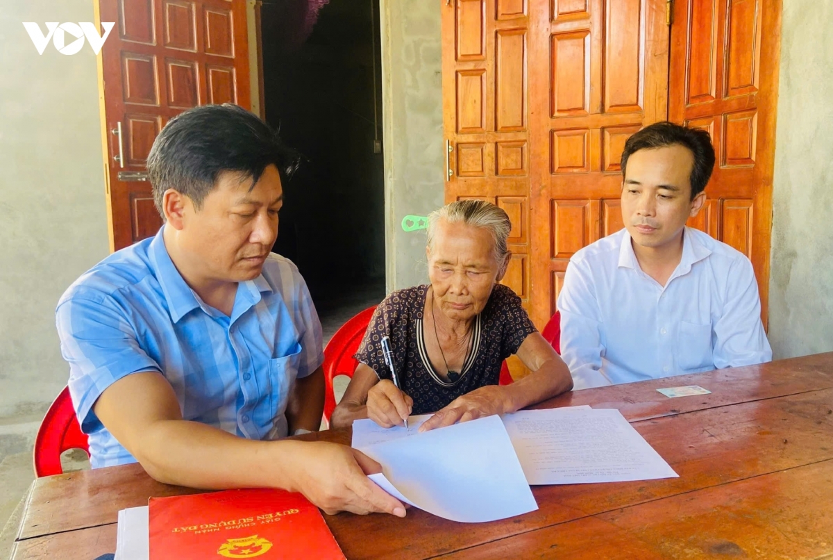can_bo_trung_tam_phuc_vu_hanh_chinh_cong_ve_tan_nha_ho_tro_nguoi_yeu_the_thuc_hien_cac_thu_tuc_hanh_chinh.jpg