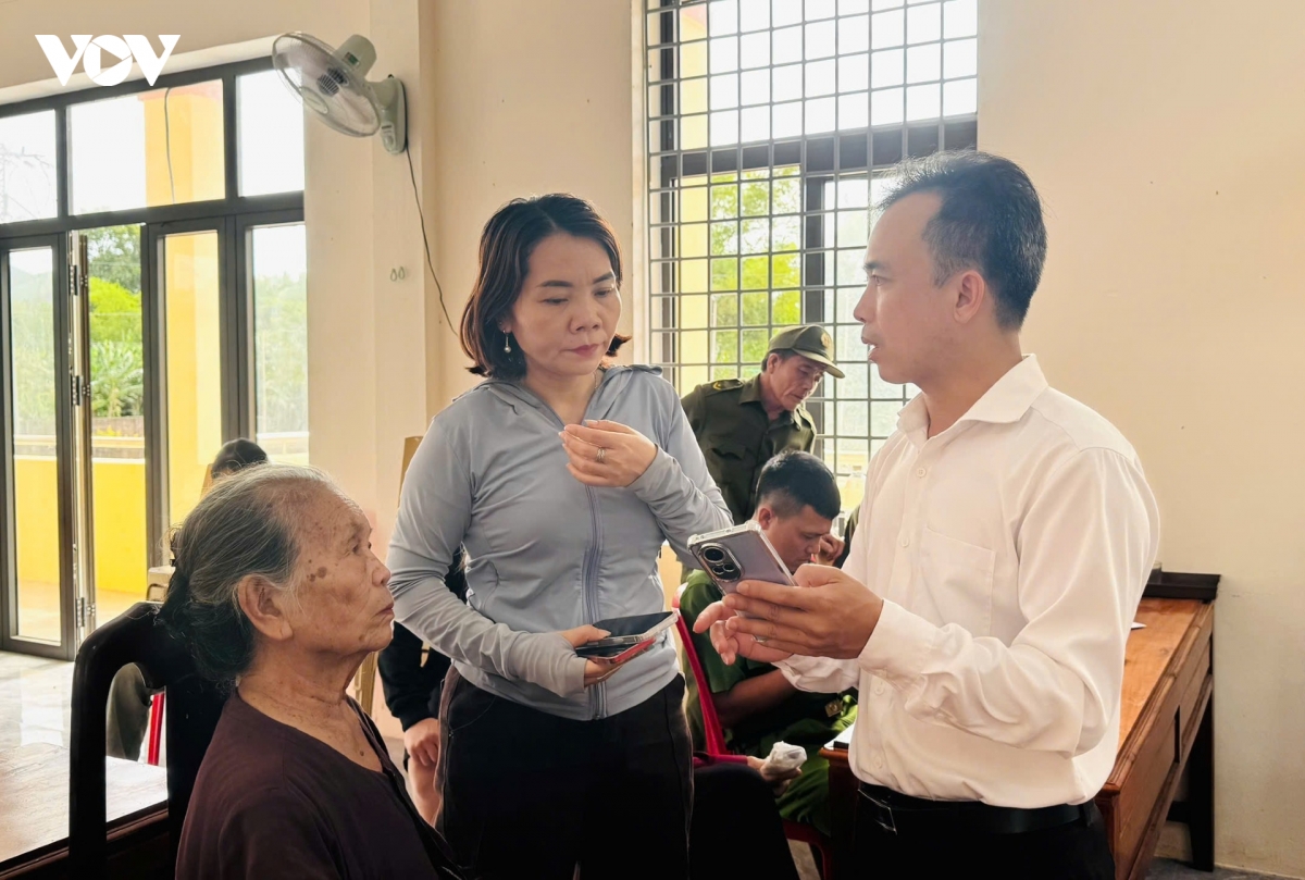 can_bo_xa_tu_van_cho_nguoi_dan_ve_cac_thuc_thuc_hien_cac_thu_tuc_hanh_chinh.jpg