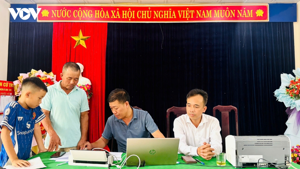 can_bo_xa_tuyen_hoa_dua_thiet_bi_may_moc_den_tan_co_so_phuc_vu_nguoi_dan.jpg