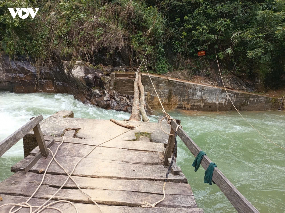 cau-tam-bi-cuon-troi-khien-viec-di-lai-cua-32-ho-dan-ben-trong-gap-nhieu-kho-khan.jpg