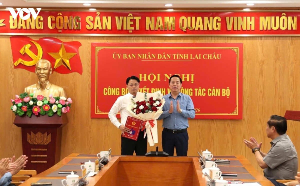 chu_tich_ubnd_tinh_lai_chau_ha_quang_trung_trao_quyet_dinh_va_chuc_mung_chanh_van_phong_ubnd_tinh.jpg