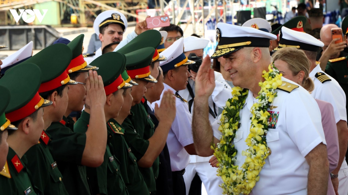 chuan-do-doc-eric-j.-anduze-chi-huy-nhom-tac-chien-tau-san-bay-so-5-csg-5-tai-le-don.jpg