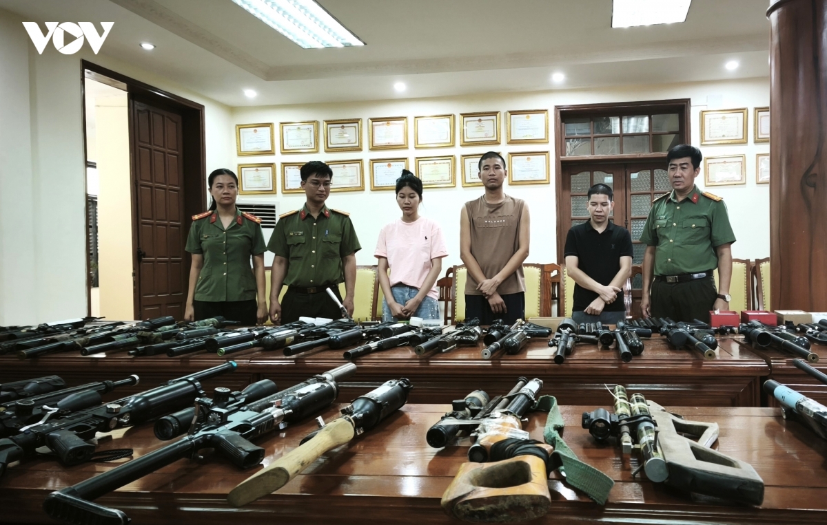 co_quan_cong_an_bat_giu_3_doi_tuong_san_xuat_mua_ban_tang_tru_trai_phep_sung_quan_dung.jpg
