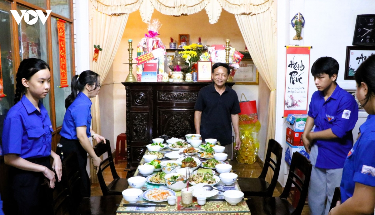 cung-gia-dinh-sua-soan-mam-com-cung-cac-anh-hung-liet-si.jpg