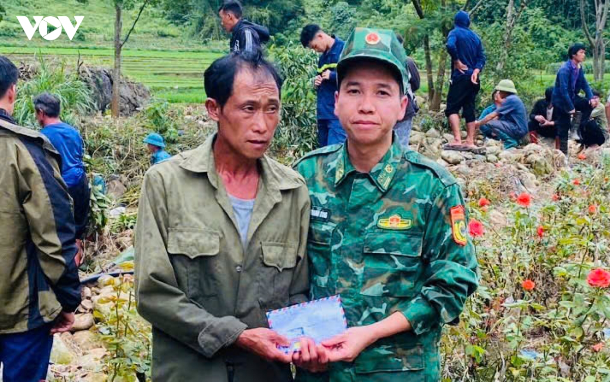 dai-dien-lanh-dao-don-bien-phong-sin-suoi-ho-ho-dong-vien-ho-tro-gia-dinh-nan-nhan-gap-nan.jpg