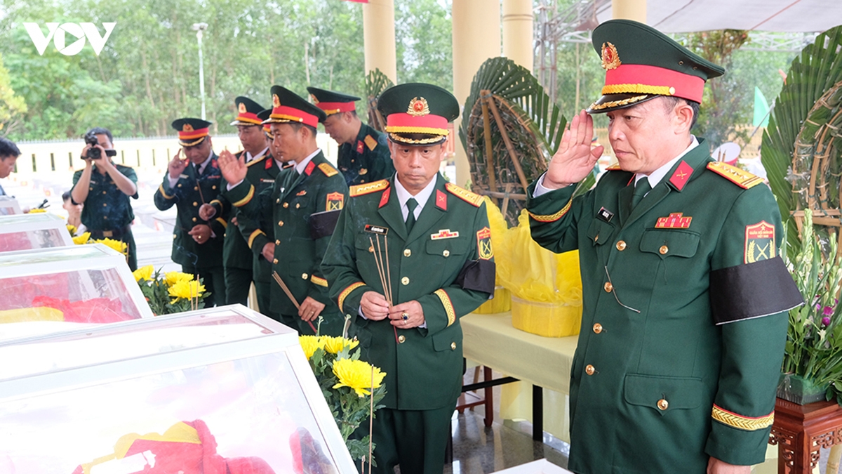 dai-ta-tran-huu-ich-chi-huy-truong-bch-quan-su-thanh-pho-da-nang-dang-huong.jpg