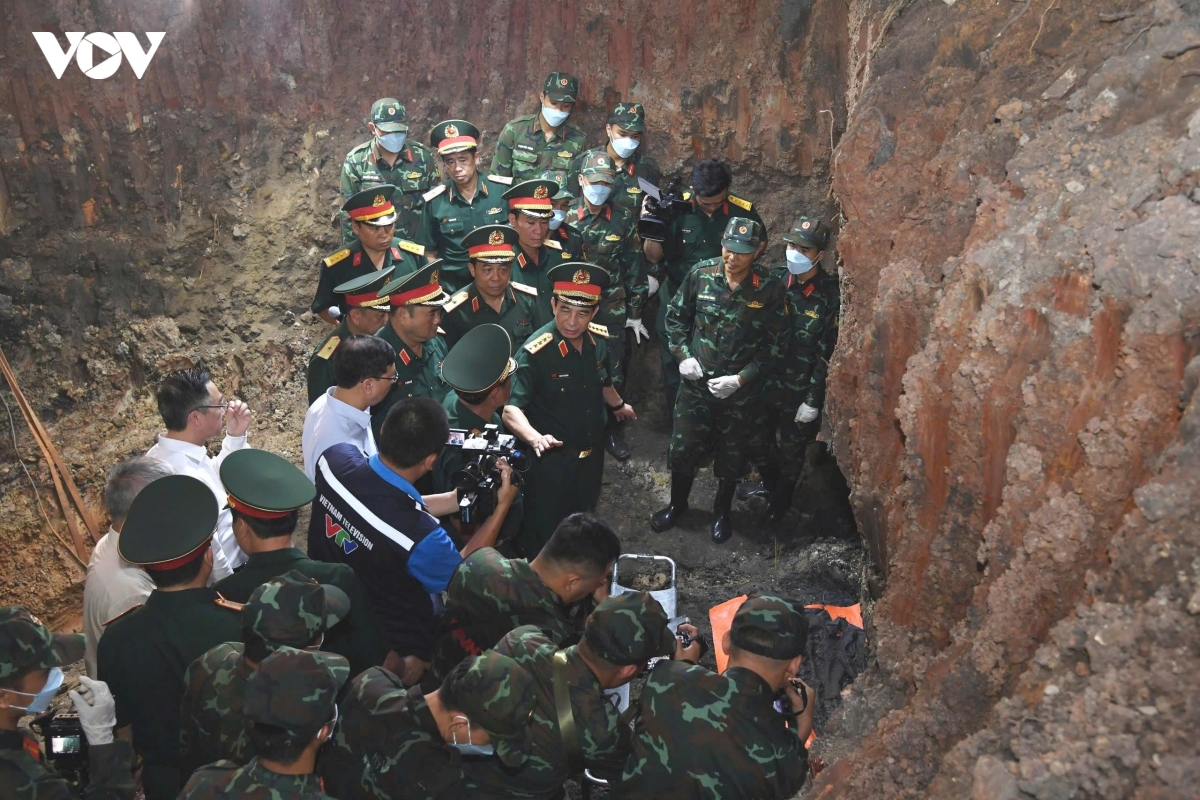 dai-tuong-phan-van-giang-thi-sat-hien-truong-khai-quat-cac-ranh-mo-tap-the-tim-kiem-quy-tap-hai-cot-liet-si.jpg