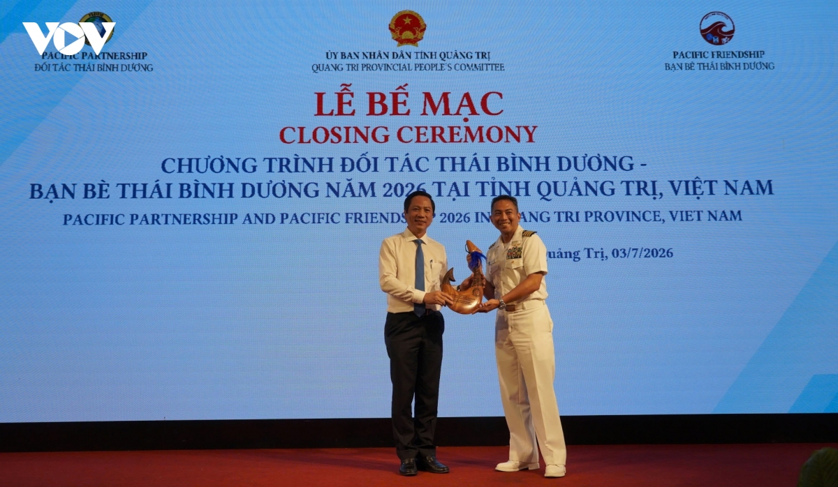 dai_dien_chuong_trinh_doi_tac_thai_binh_duong_tang_qua_luu_niem_tinh_quang_tri.jpg