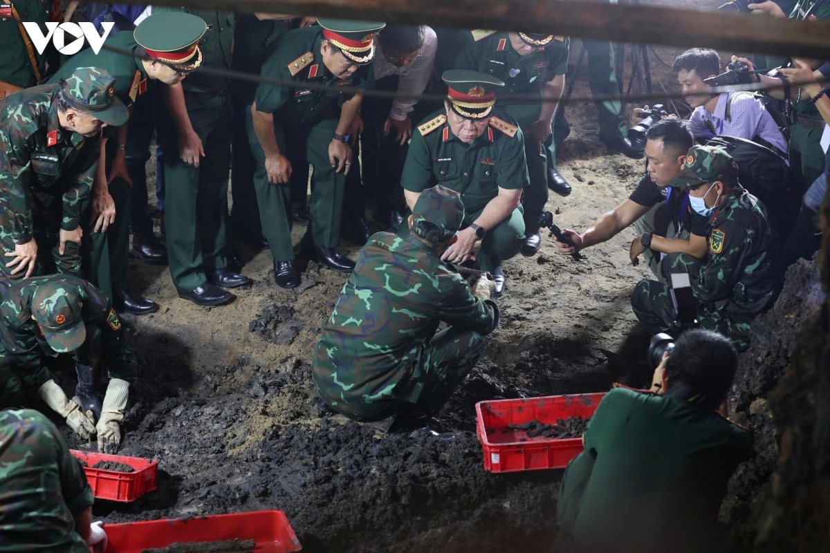 dai_tuong_nguyen_trong_nghia_kiem_tra_hien_truong_tim_hai_cot_liet_si_20260711185557.jpg