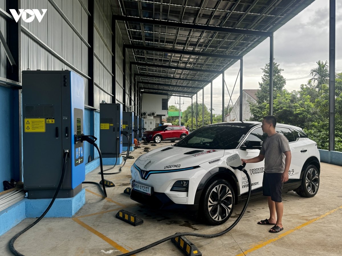 dien-mat-troi-mai-nha-cho-tram-sac-xe-dien-cua-cong-ty-tnhh-green-charge-lc-o-xa-cu-jut.jpg