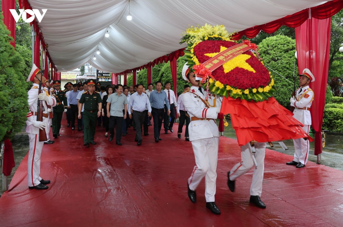 doan-dai-bieu-lanh-dao-tinh-lai-chau-dang-vong-hoa-tai-nghia-trang-liet-si-tinh.jpg