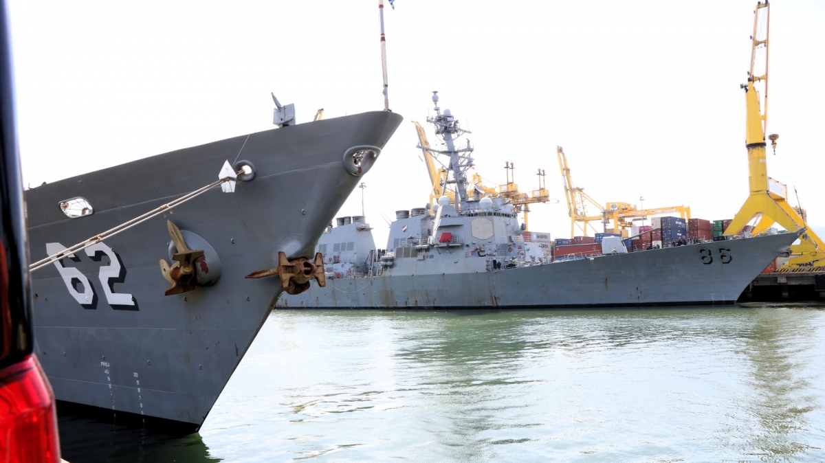 doan-tau-hai-quan-hoa-ky-gom-tau-san-bay-uss-george-washington-cung-hai-tau-ho-tong.jpg