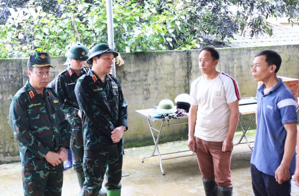 doan_cong_tac_quan_khu_2_tham_hoi_dong_vien_cac_gia_dinh_bi_thiet_hai_do_mua_lu_20260719123117.jpg
