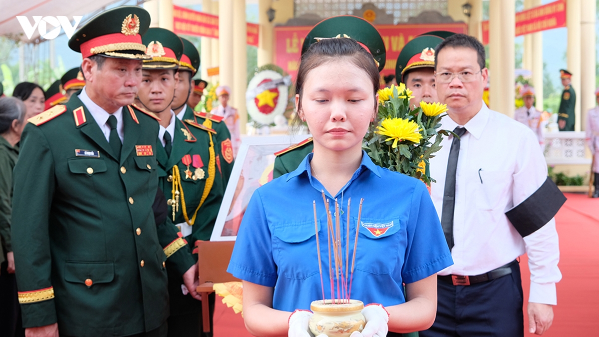 dua-hai-cot-va-di-vat-cac-liet-si-ve-noi-an-tang.jpg