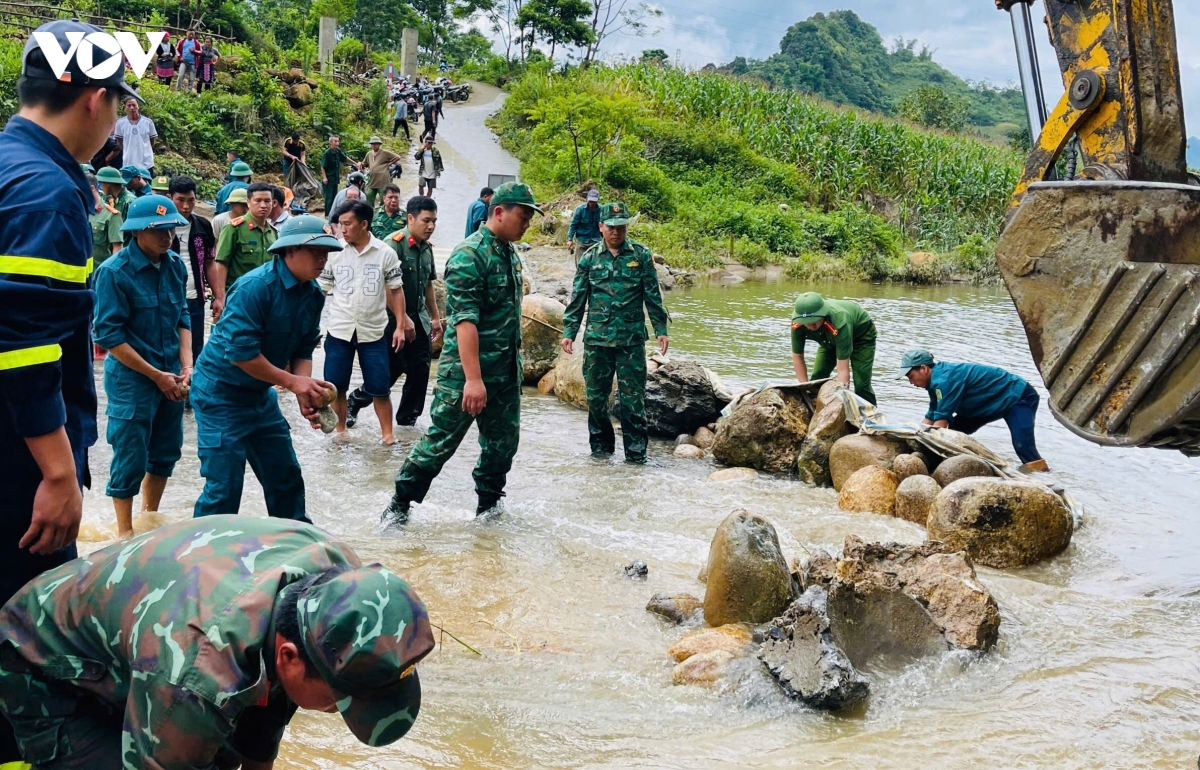 gan-100-nguoi-thuoc-cac-luc-luong-tham-gia-tim-kiem.jpg