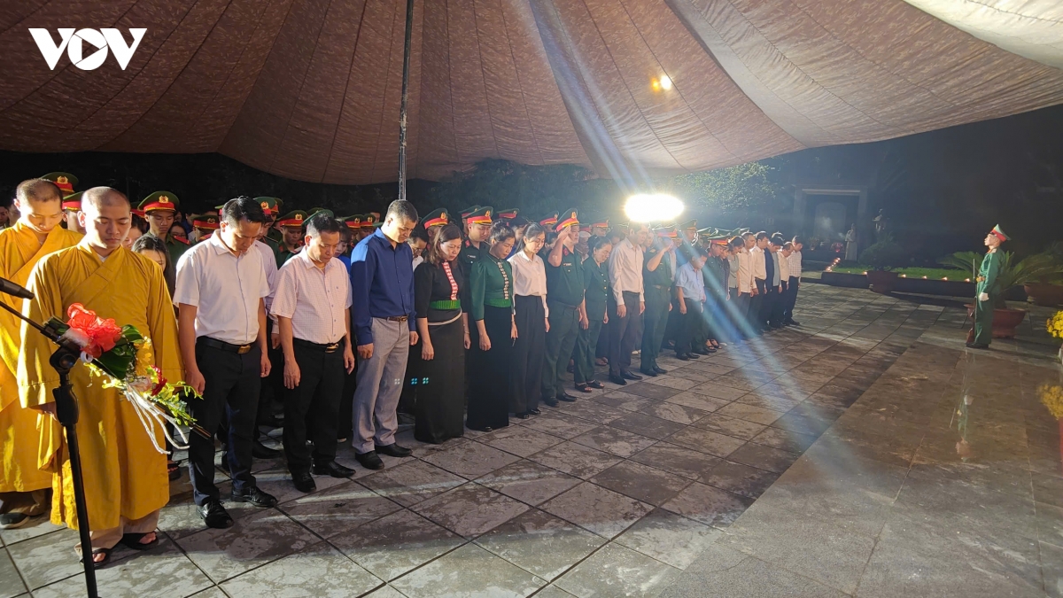 hon-200-dai-bieu-doan-vien-thanh-nien-thieu-nhi-tinh-son-la-tham-gia-thap-nen-tri-an-cac-anh-hung-liet-si.jpg