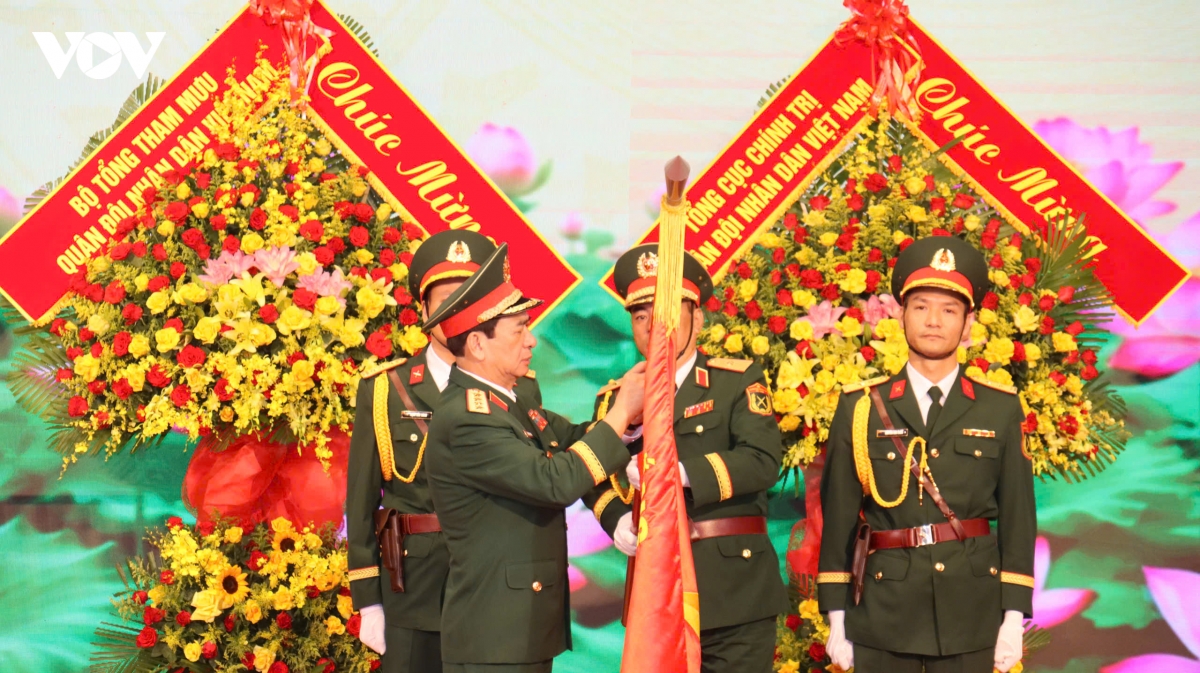hvlq_don_nhan_huan_chuong_bao_ve_to_quoc_hang_nhat_4.jpg
