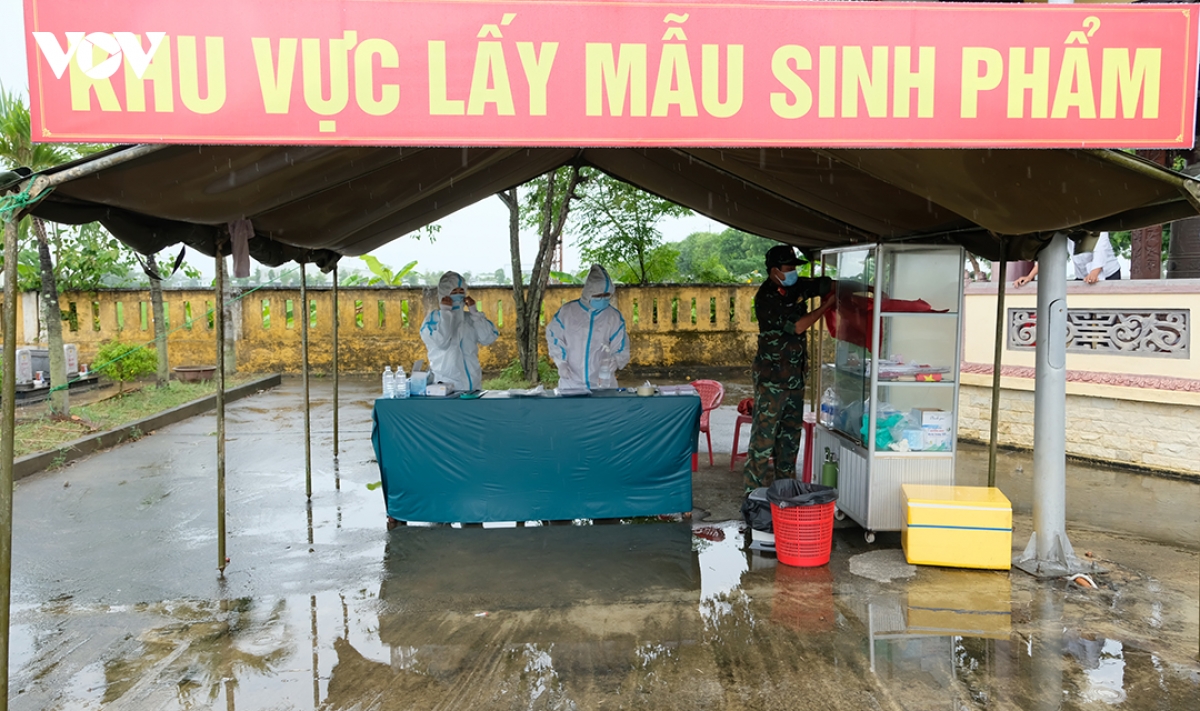 khu_vuc_lay_mau_do_cac_nhan_vien_y_te_tram_y_te_hoa_xuan_thuc_hien_.jpg