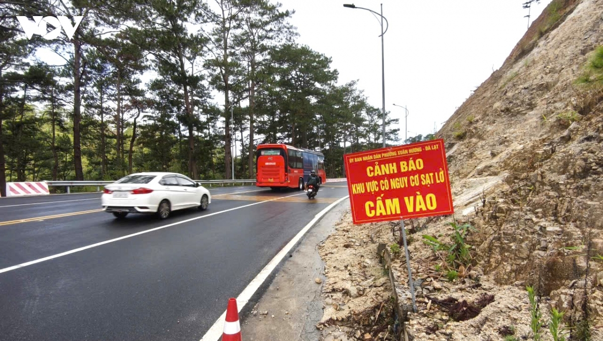 lam-dong-bao-tri-ha-tang-giao-thong-2.jpg