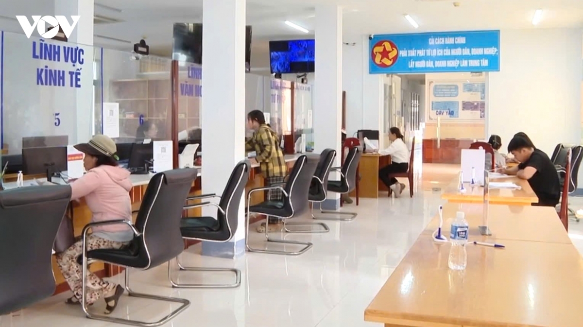 lam-dong-cq-2-cap-chuyen-tu-quan-ly-sang-phuc-vu-3.jpg