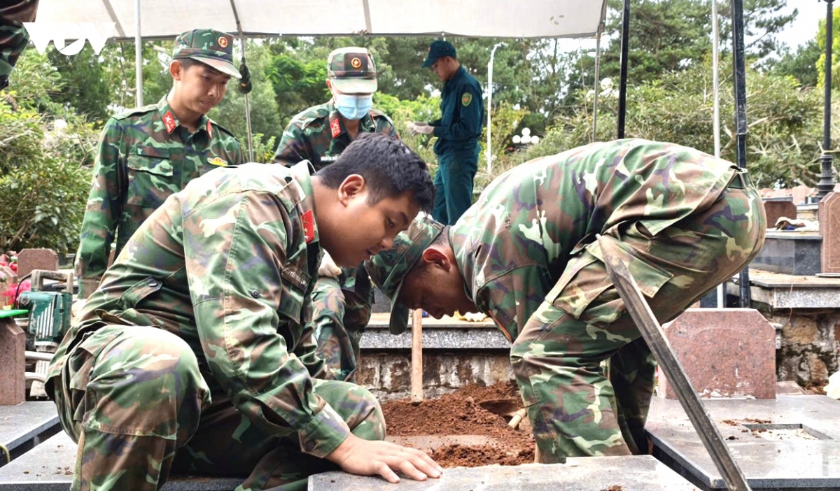 lam-dong-hoan-thanh-lay-mau-sinh-pham-1.jpg