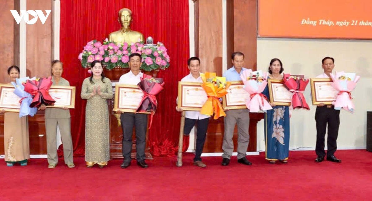 lanh-dao-tinh-uy-dong-thap-trao-bang-cong-nhan-me-viet-nam-anh-hung-cho-than-nhan-cac-me.jpg