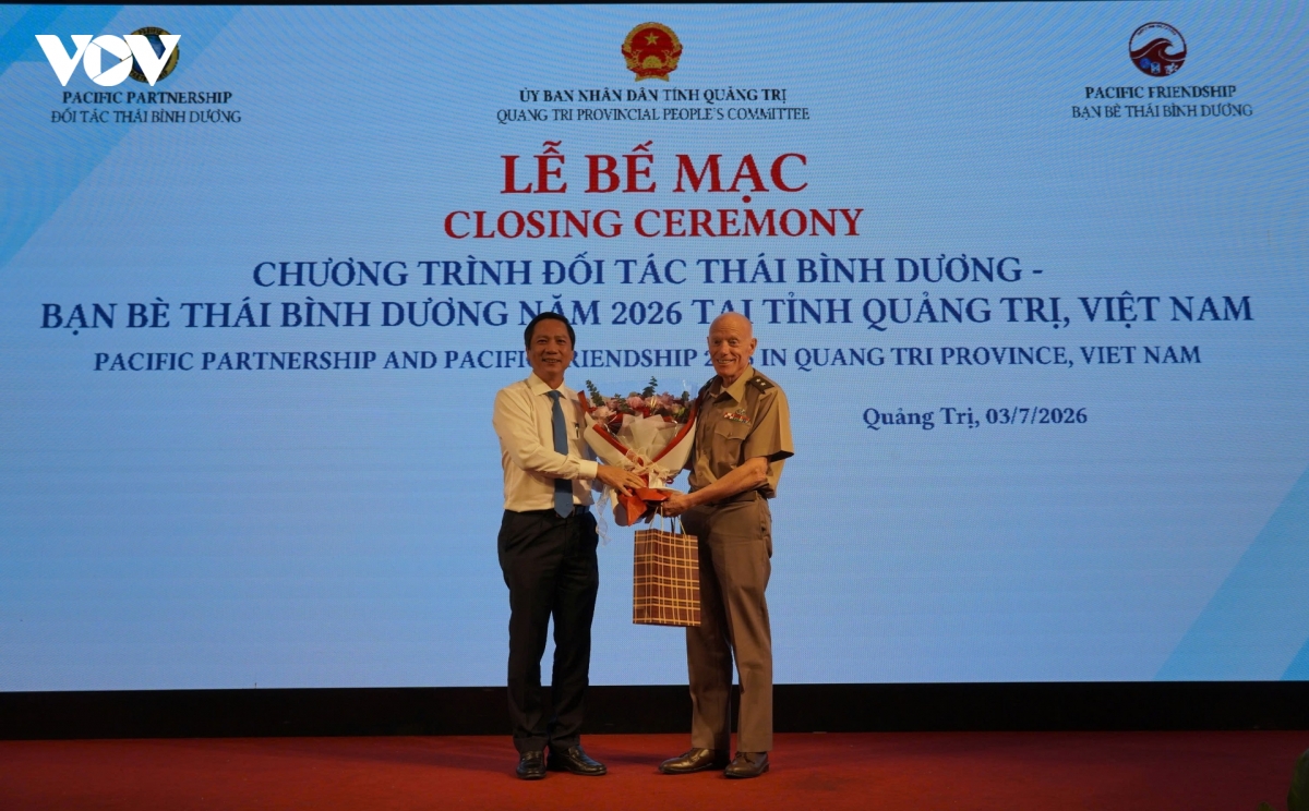 lanh_dao_tinh_quang_tri_tang_qua_luu_niem_doi_tac_hoa_ky.jpg