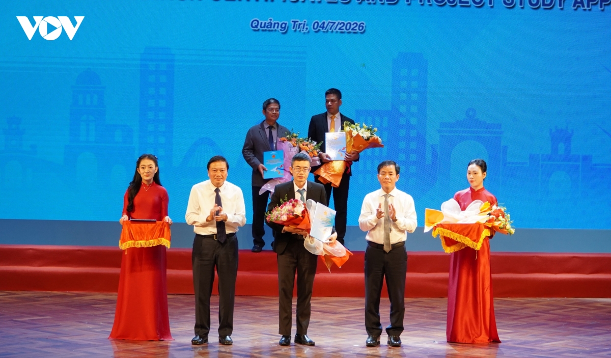 lanh_dao_tinh_quang_tri_trao_quyet_dinh_chu_truong_dau_tu_giay_chung_nhan_dang_ky_dau_tu_cho_doanh_nghiep.jpg