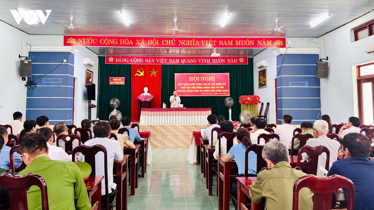 lanh_dao_xa_tuyen_hoa_ve_co_so_doi_thoai_voi_nguoi_dan.jpg