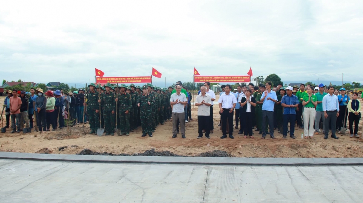 le-khoi-cong-xay-dung-nha-o-cho-cac-ho-dan-tai-khu-tai-dinh-cu.jpg