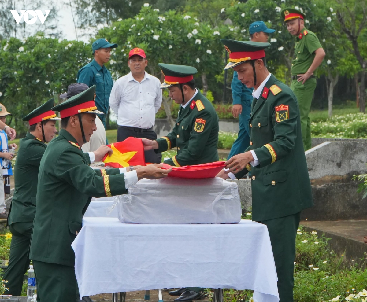 le_an_tang_cho_cac_liet_sy_dien_ra_trang_trong.jpg
