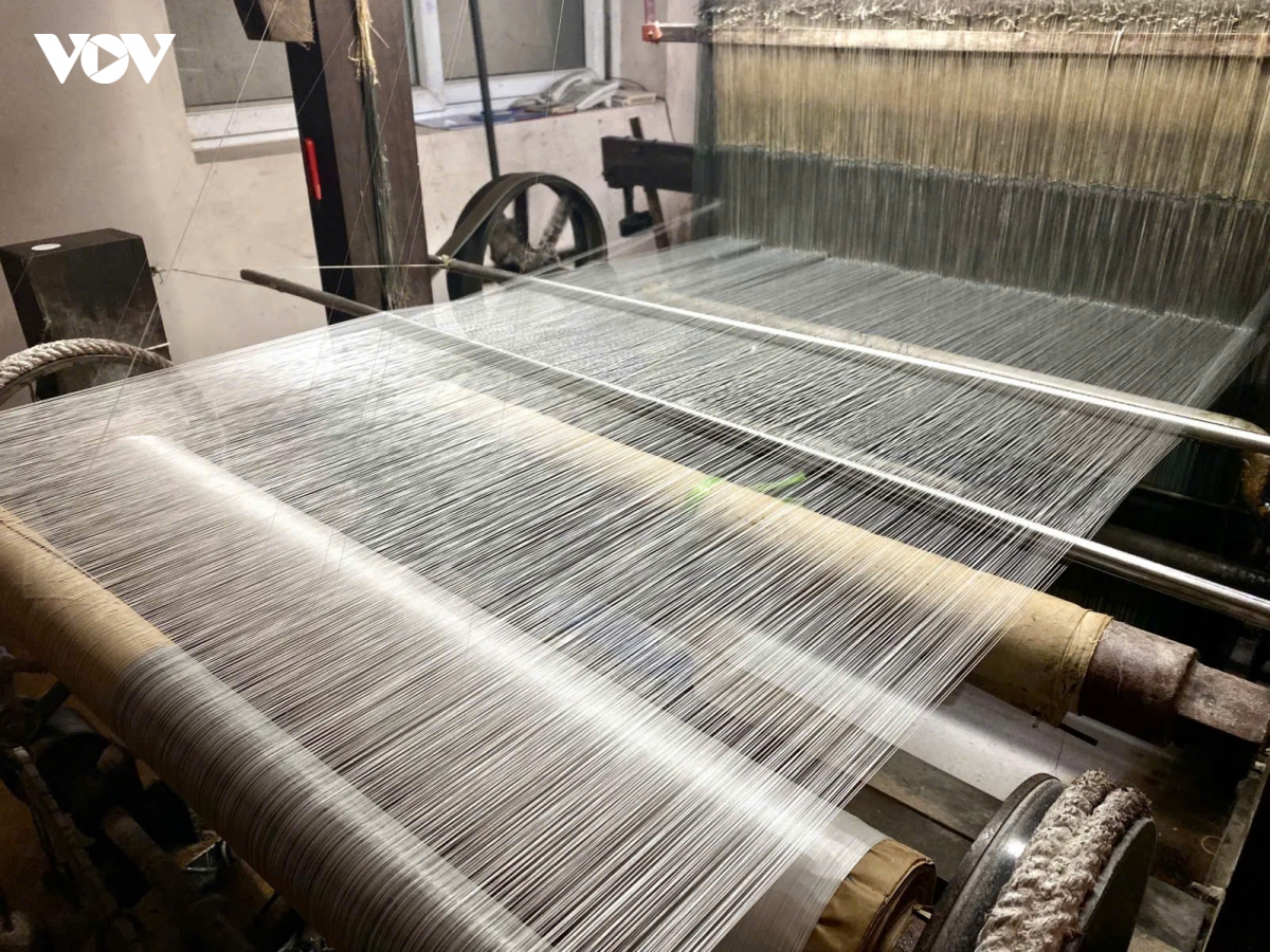 Giữa bối cảnh thị trường xuất hiện ngày càng nhiều sản phẩm lụa công nghiệp giá rẻ, lụa Vân truyền thống vẫn giữ được chỗ đứng riêng nhờ chất lượng và giá trị văn hóa
