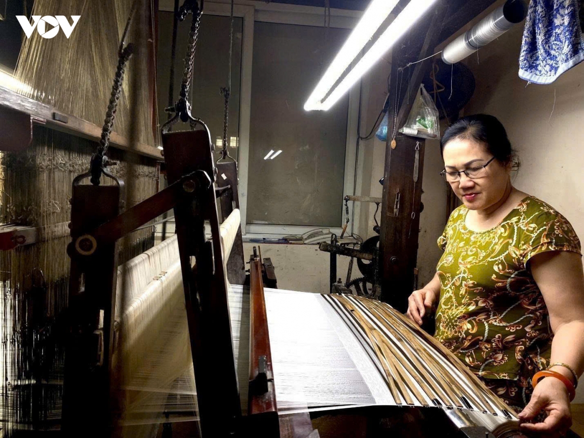 Bà Nguyễn Thị Nhung bên khung dệt lụa