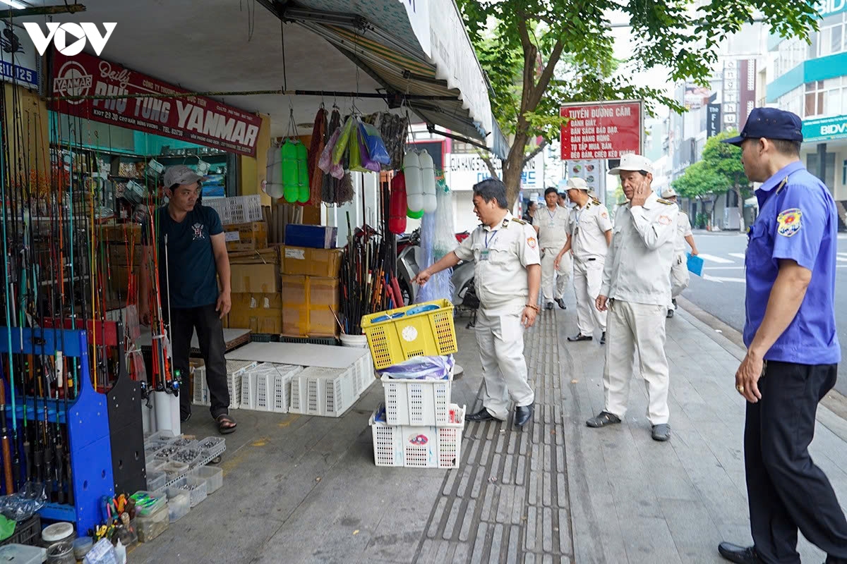 luc-luong-chuc-nang-tuyen-truyen-huong-dan-nguoi-dan-sap-xep-lai-via-he-.jpg