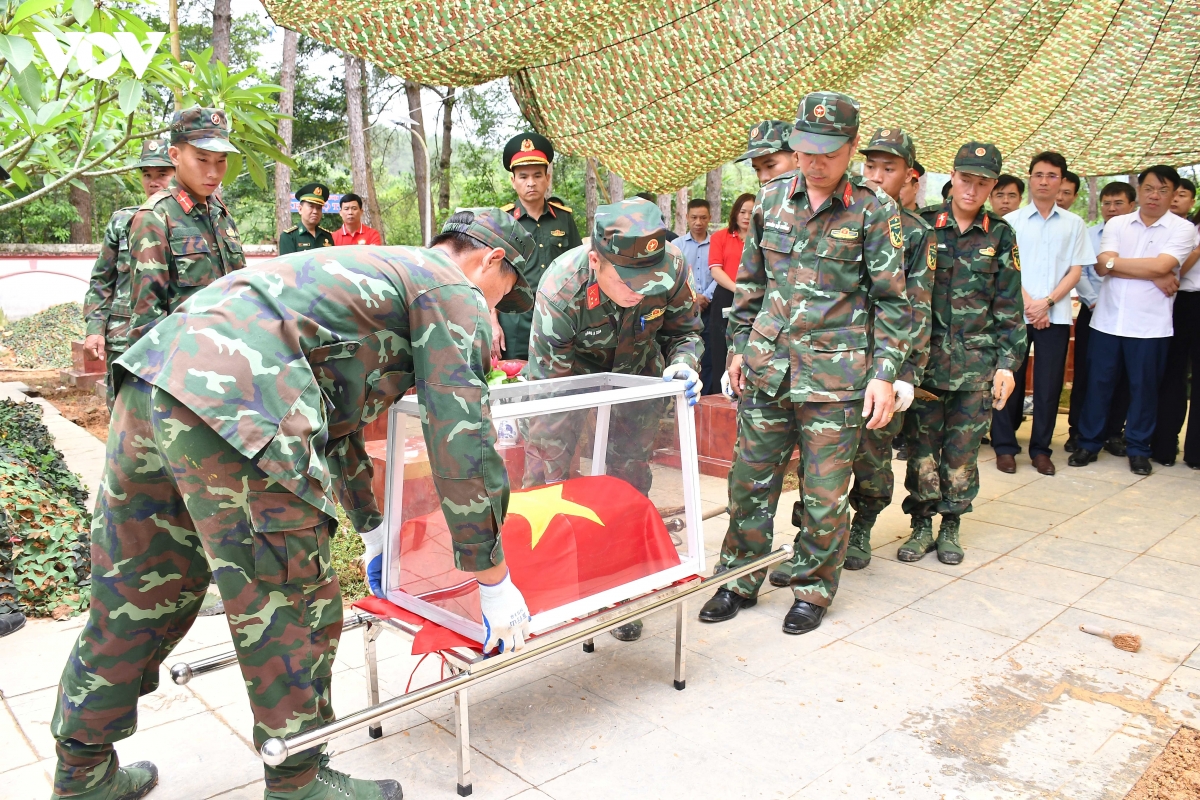 luc-luong-quy-tap-hai-cot-cac-liet-si-tinh-lai-chau-thuc-hien-cac-nghi-thuc-de-an-tang-cac-liet-si.jpg
