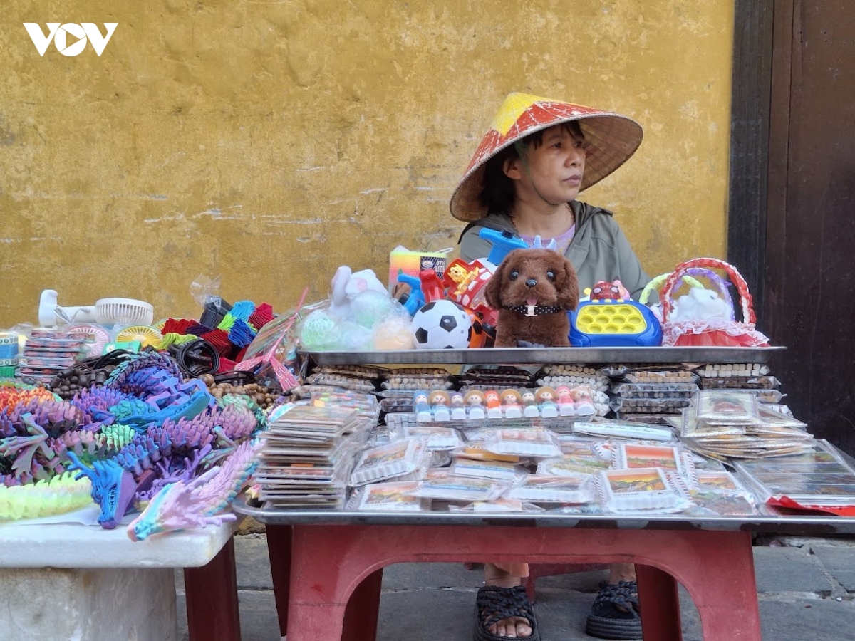 mot-quay-ban-hang-luu-niem-tren-via-he-o-pho-co-hoi-an.jpg