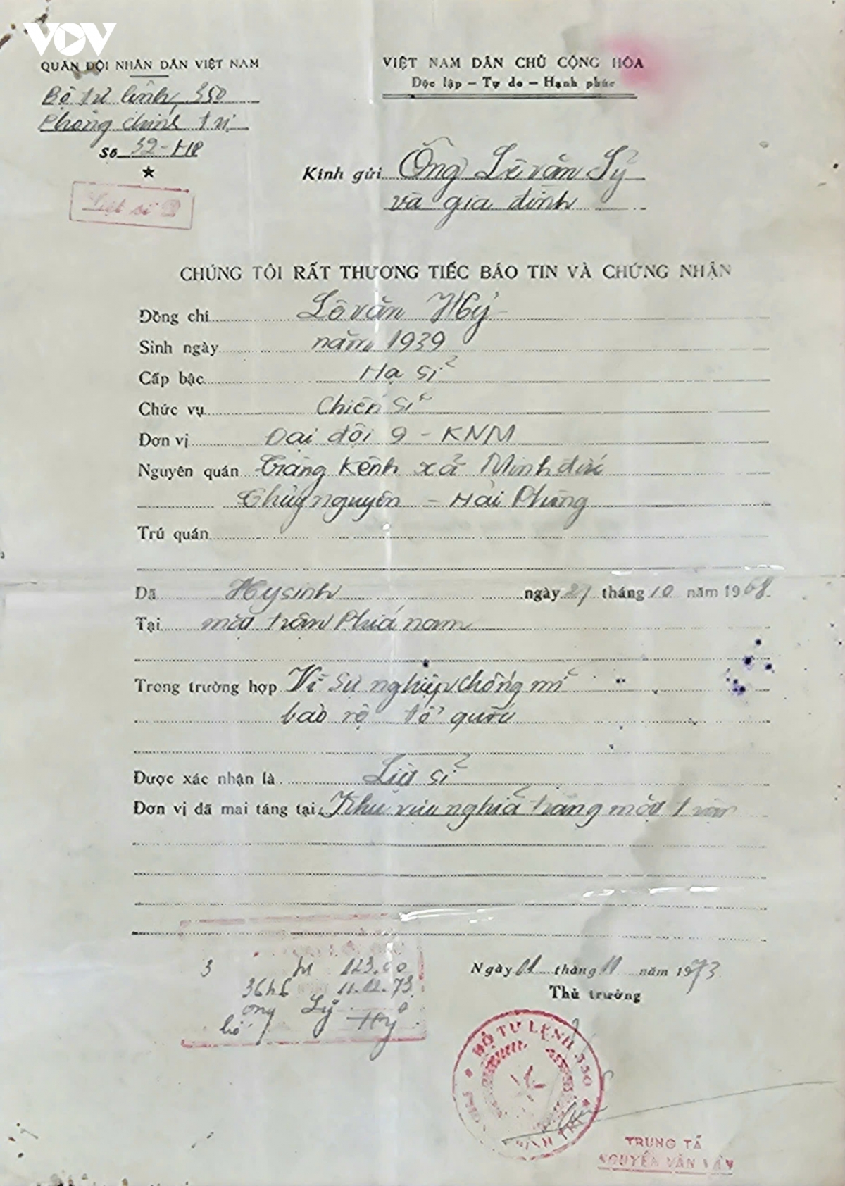 nam-1974-gia-dinh-ba-mau-nhan-duoc-giay-bao-tu-cua-liet-si-le-van-hy.jpg
