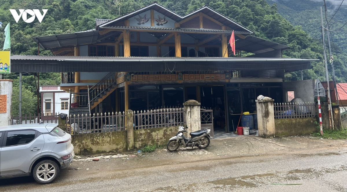 ngoi-nha-cua-anh-hoa-duoc-cho-la-xuat-hien-rat-nhieu-vet-nut.jpg