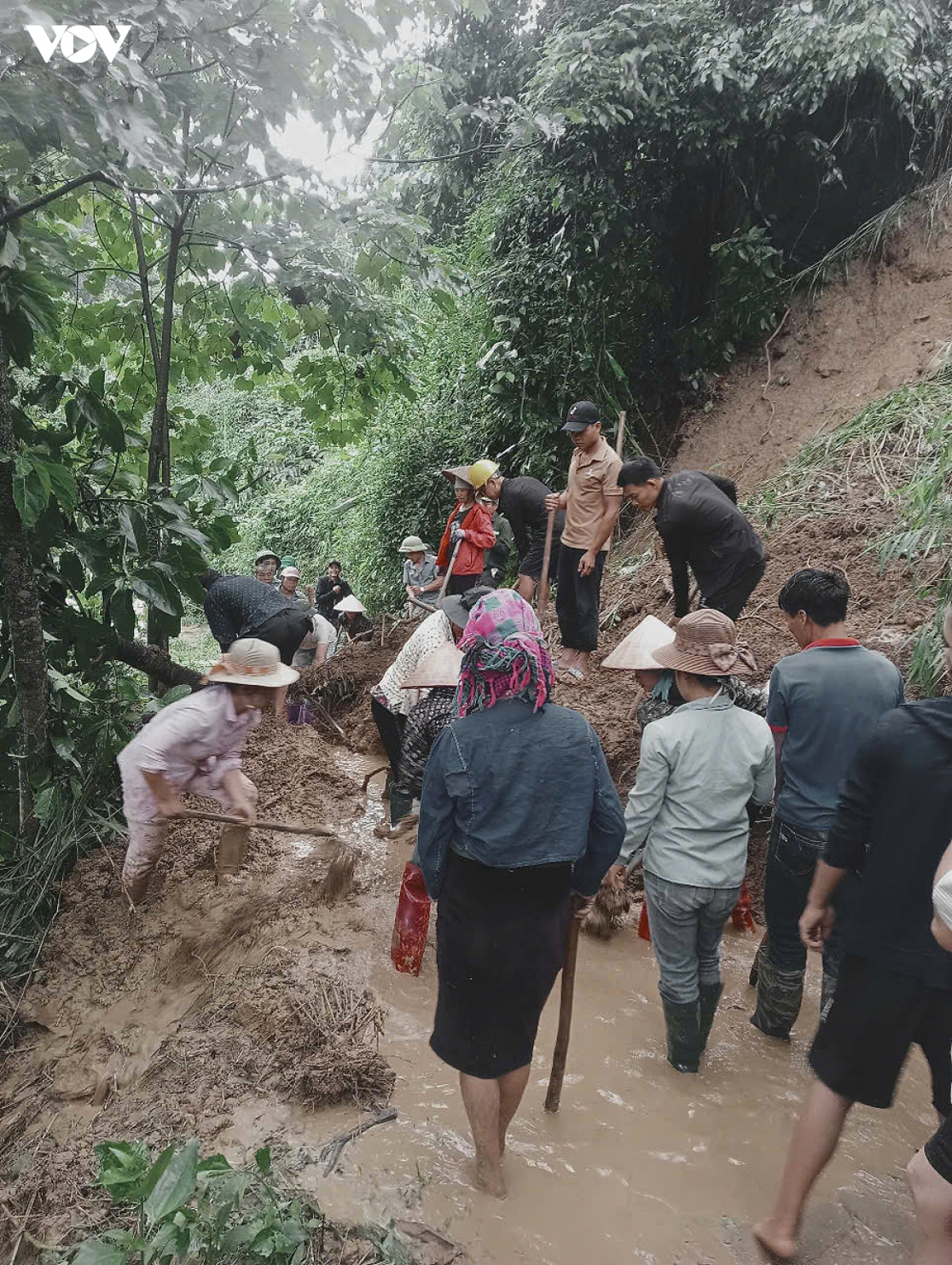 nguoi-dan-khac-phuc-giao-thong-sau-1-dot-mua-lon.jpg