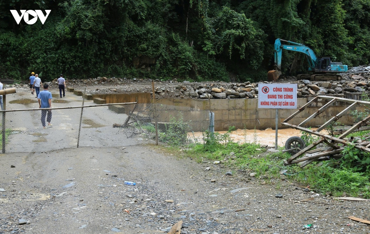 nguoi-dan-rao-duong-vao-khu-vuc-thi-cong-nha-may-thuy-dien.jpg